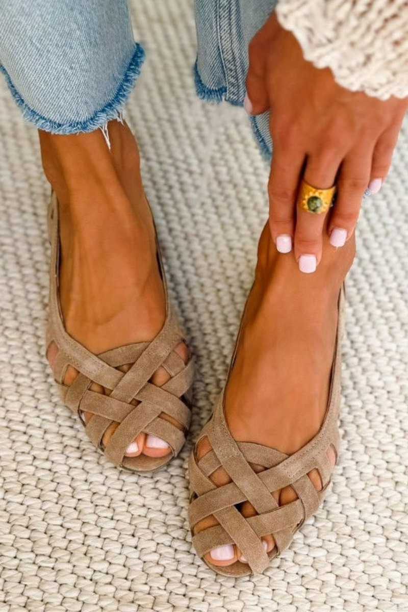 Hina | Flat Sandals with Open Toe and Woven Material — 1