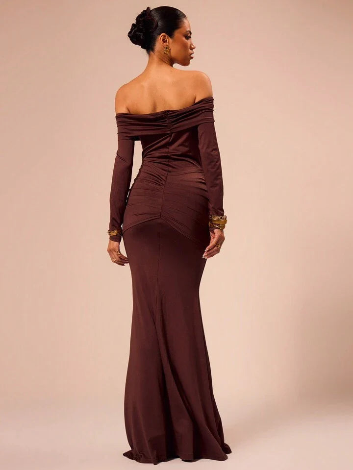 Majestic Allure | Off-Shoulder Maxi Jurk met Drapering & Luxe Detail