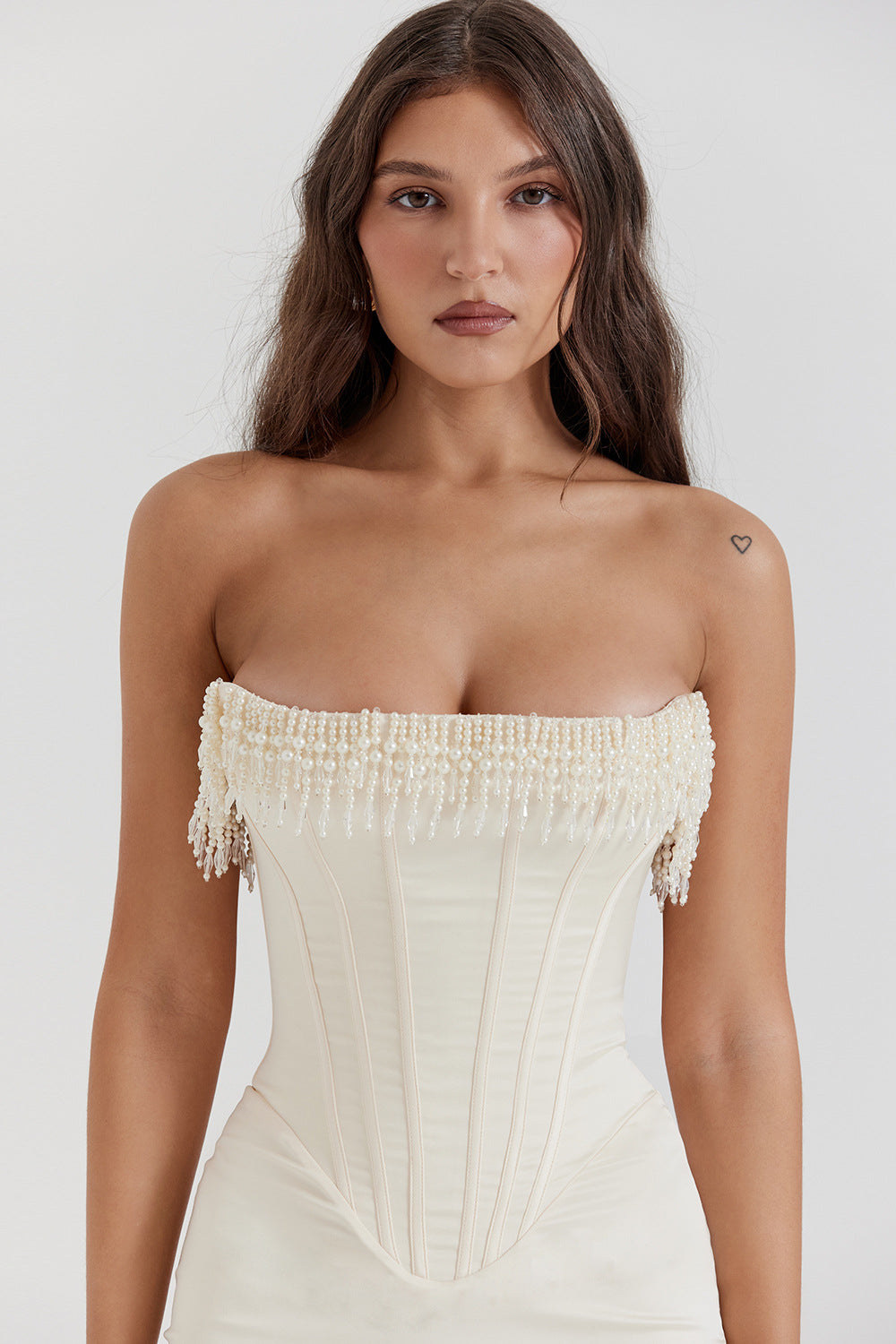 Pearl Embrace | Strapless Satin Midi Dress met Pareldetail