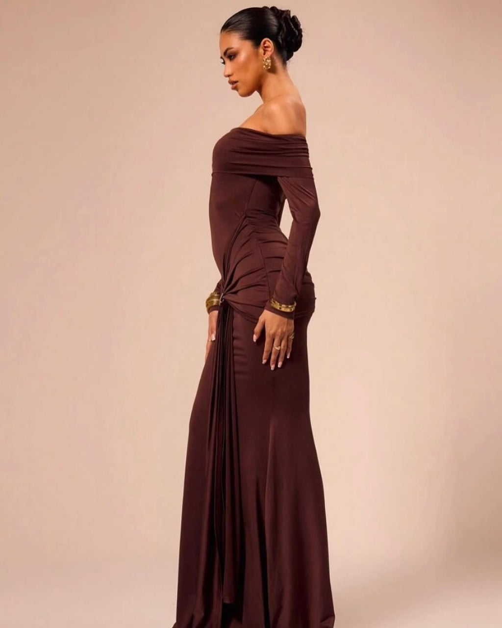 Majestic Allure | Off-Shoulder Maxi Jurk met Drapering & Luxe Detail