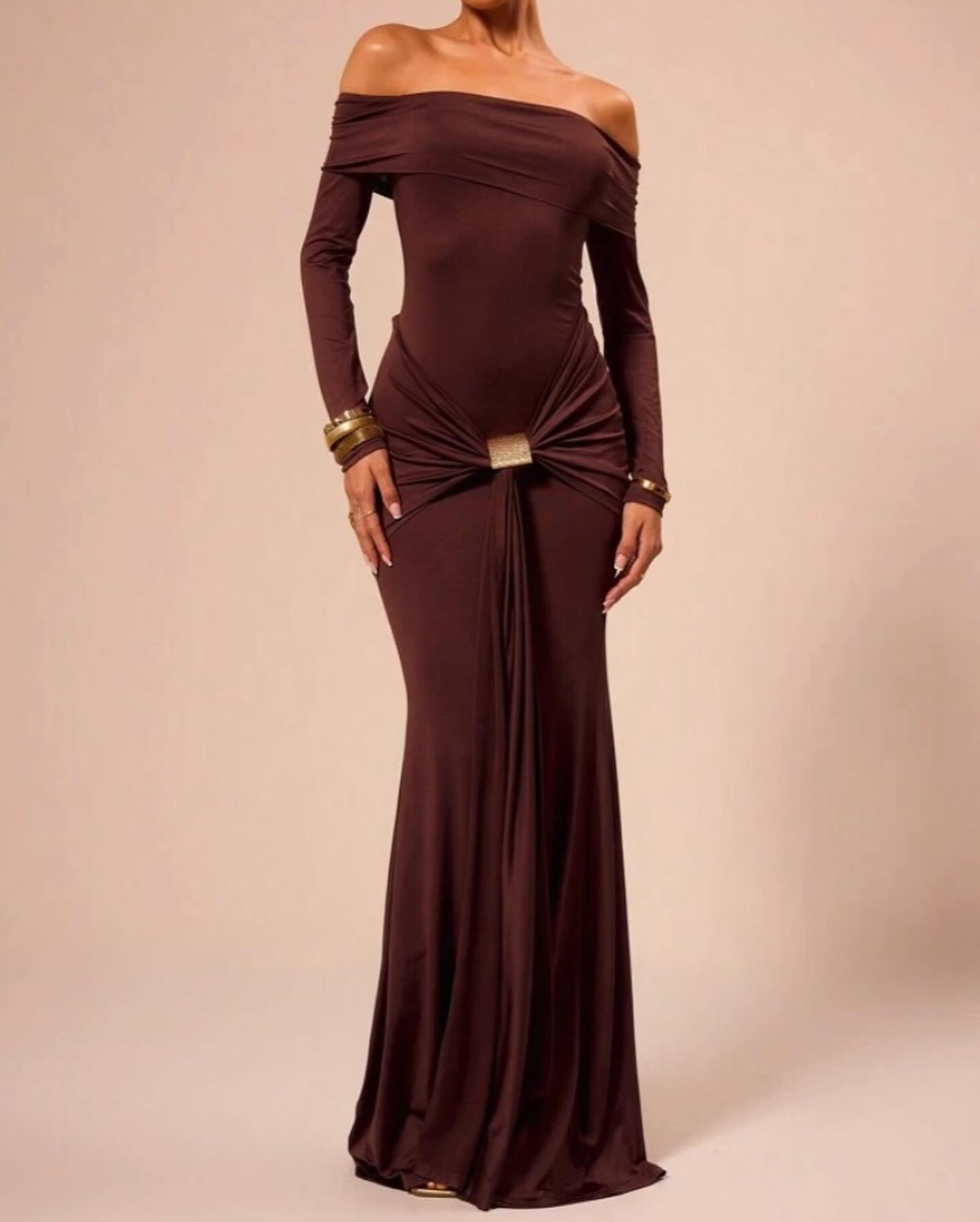 Majestic Allure | Off-Shoulder Maxi Jurk met Drapering & Luxe Detail