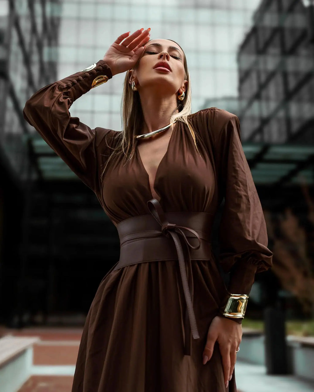 Elaris | Luxe Maxi-Jurk met Diepe V-Hals & Brede Tailleband