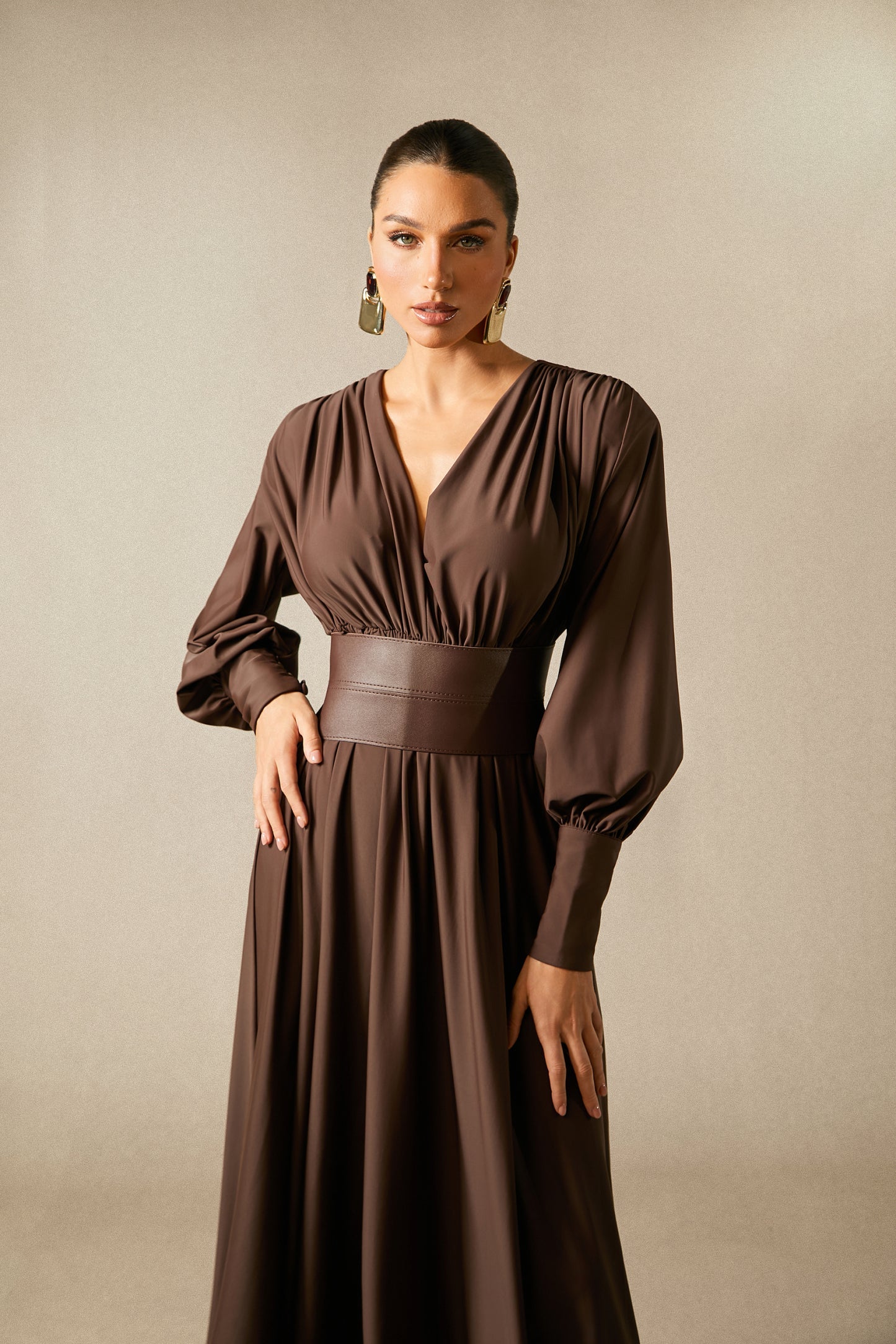 Elaris | Luxe Maxi-Jurk met Diepe V-Hals & Brede Tailleband