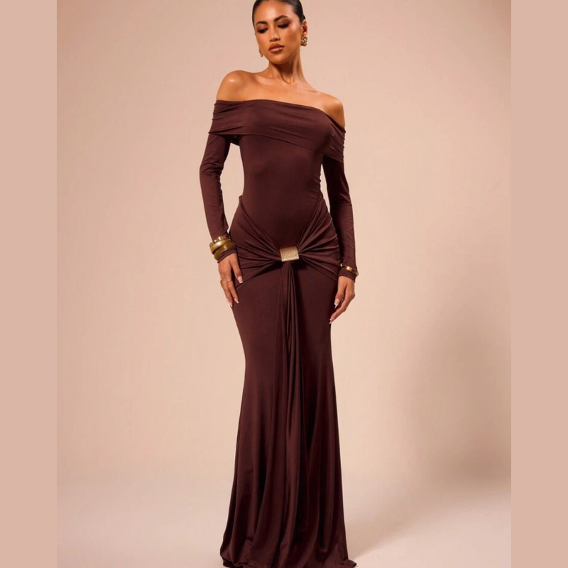 Majestic Allure | Off-Shoulder Maxi Jurk met Drapering & Luxe Detail