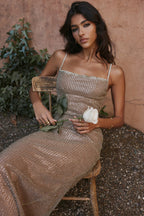 Dazzling Diva | Gouden Maxi Jurk met Subtiele Pailletten Glans